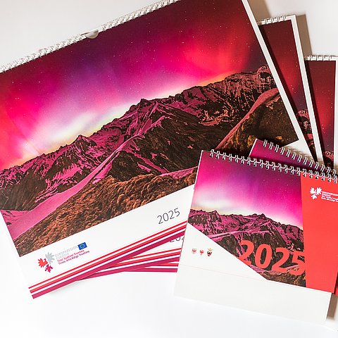 3 Wandkalender und 2 Tischkalender