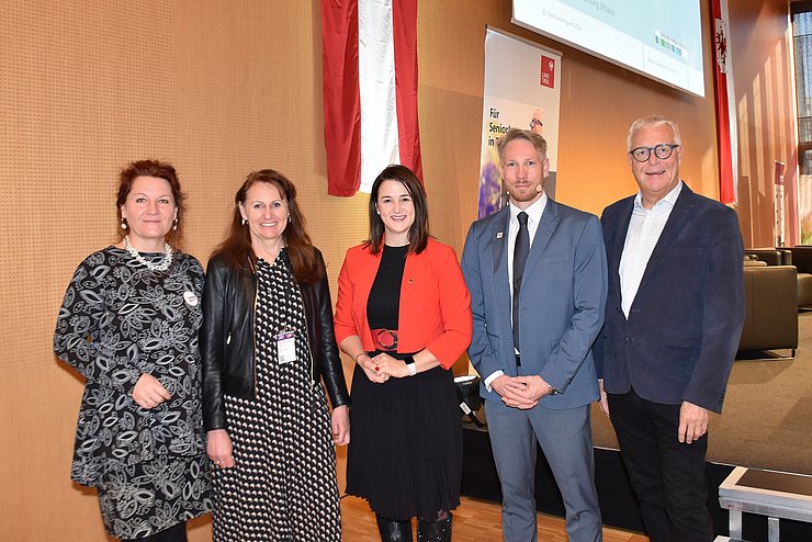 Seniorenlandesrätin Astrid Mair (mi.) mit den Gästen und Vortragenden der Seniorenenquete v. li. Sybille Auer (Leiterin Freiwilliges Engagement, Caritas Tirol), Andrea Fink (Koordinatorin Freiwilligenpartnerschaft Tirol), Christoph Angster (Politischer Referent für Menschenrechte für ältere Menschen und Freiwilligenpolitik/Sozialministerium) und Christoph Wötzer (Präsident Vinzenzgemeinschaften Tirol). 